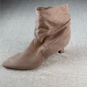 Naturalizer Women's size 10M Tan‎ Tribute Pointed Toe, micro Suade Ankle Boots